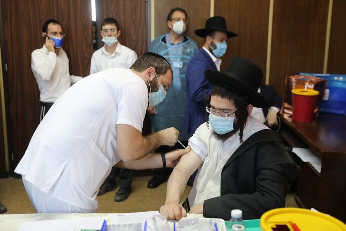 Een man laat zich vaccineren in het Ichilov Medical Center in de orthodox-joodse stad Bnei Brak nabij Tel Aviv.