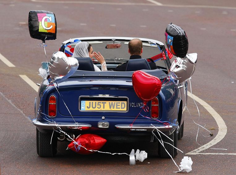 Prins William en zijn vrouw Kate rijden weg na hun huwelijk in 2011. Beeld AP