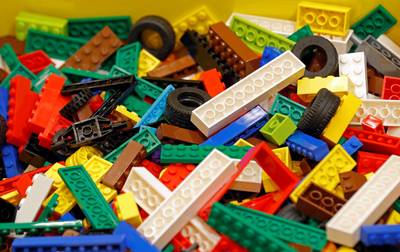 Dure grondstoffen drukken op winst van LEGO