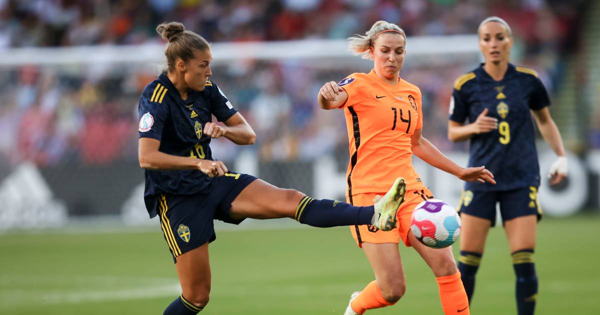 LIVE EK voetbal | Zorgen bij Oranje Leeuwinnen om Van der Gragt na botsing in topper tegen Zweden.