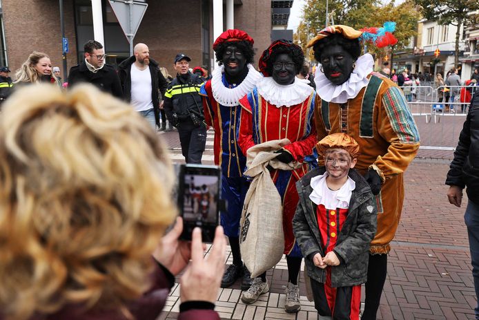 Zwarte Pieten in een meer stereotyperende vorm.