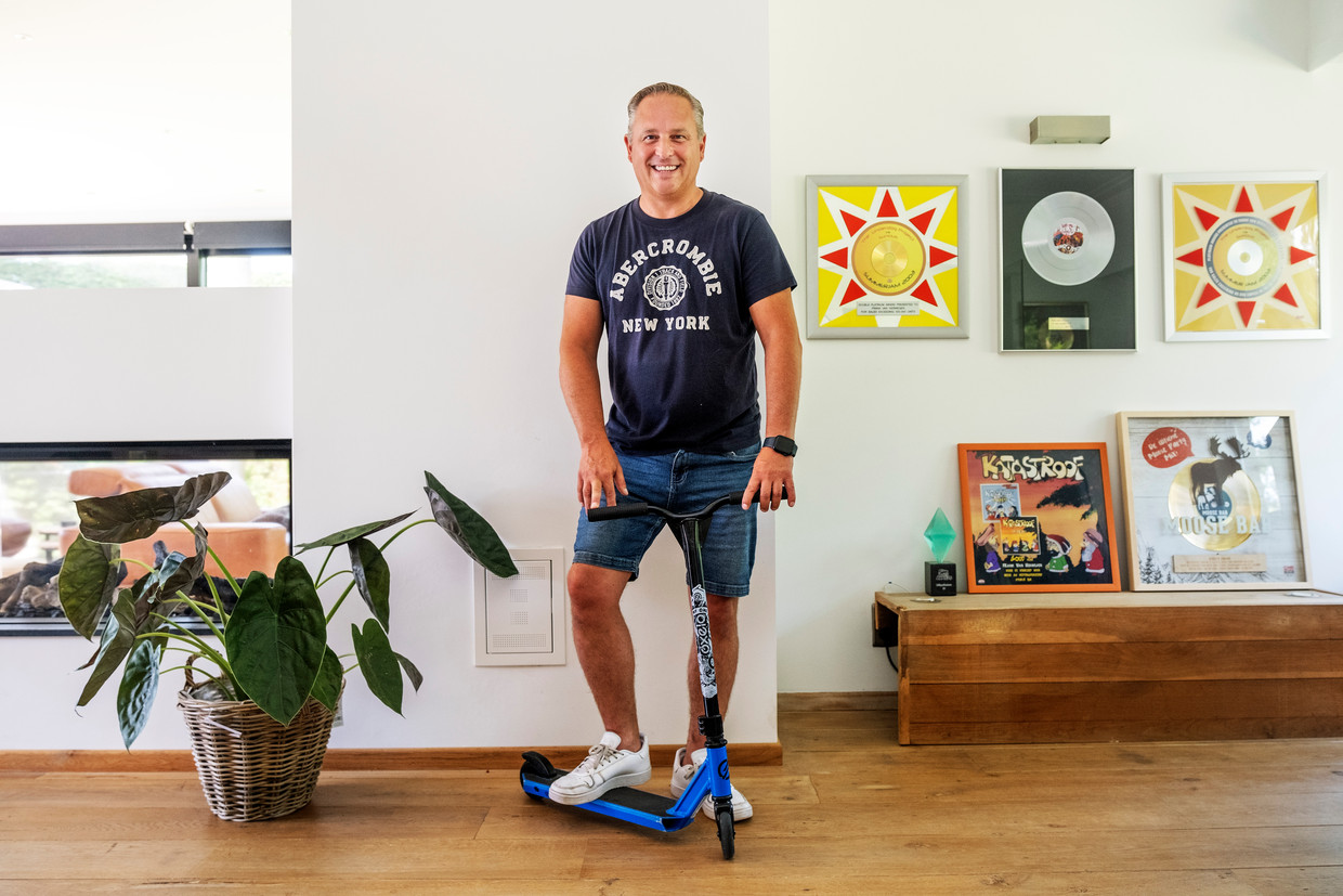 Frank Van Herwegen met de (niet-elektrische) step van een van zijn kinderen. Zelf zal hij nooit meer een voet zetten op zo'n step. Beeld Tim Dirven
