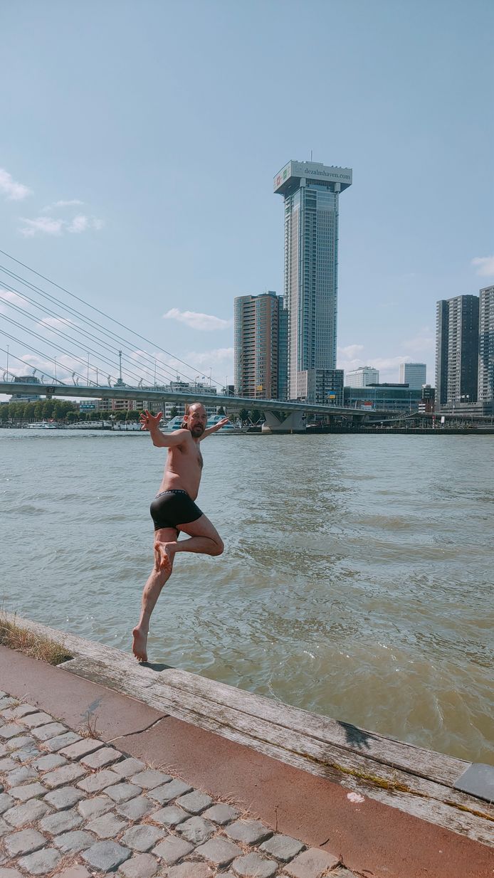 Erik van Loon van Rotterdam Swim plonste maandag 23 augustus vast even in de Nieuwe Maas vanaf het Noordereiland.