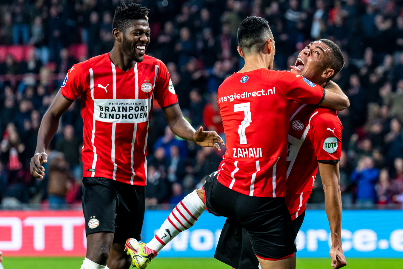 Carlos Vinícius wordt door Eran Zahavi bijkans in de houdgreep genomen na zijn eerste goal voor PSV. Ibrahim Sangaré lacht erom.