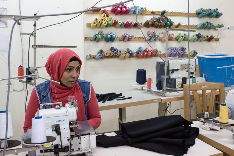 Oud-gevangene Heba Abdallah aan het werk in een van de kleermakersateliers van de ngo die haar uit de cel haalde. Beeld Asmaa Waguih