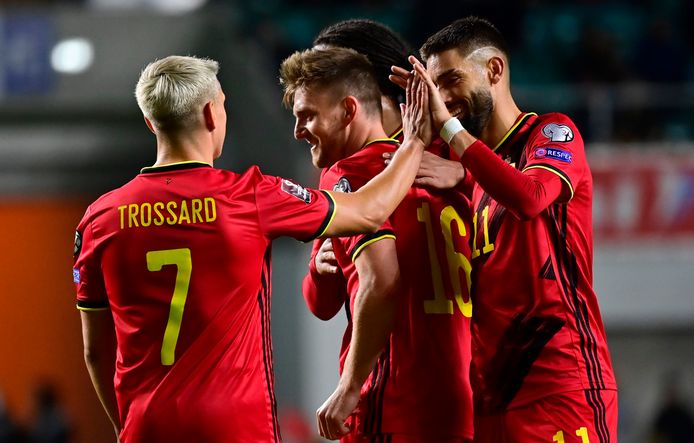 Trossard, Carrasco en Foket vieren de vijfde Belgische goal van laatstgenoemde.