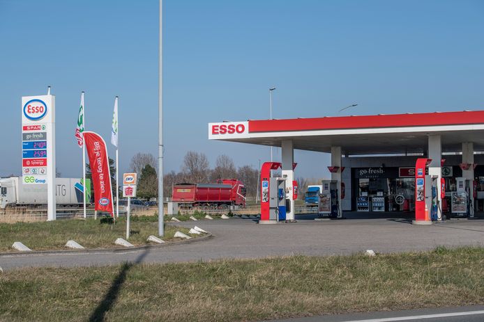 Vanwege de hoge brandstofprijzen worden de tankstations langs de snelwegen, waaronder de Esso langs de A15, massaal door de automobilisten en vrachtwagens gemeden.