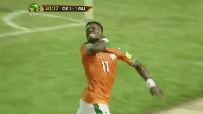 Lors de la victoire de la Côte d'Ivoire face au Mali (3-1) en ouverture des qualifications pour la Coupe du monde 2018, Serge Aurier a inscrit un but. Après sa réalisation, il s'est dirigé vers les tribunes avant d'adresser un geste très surprenant au public puisqu'il a mimé un égorgement.