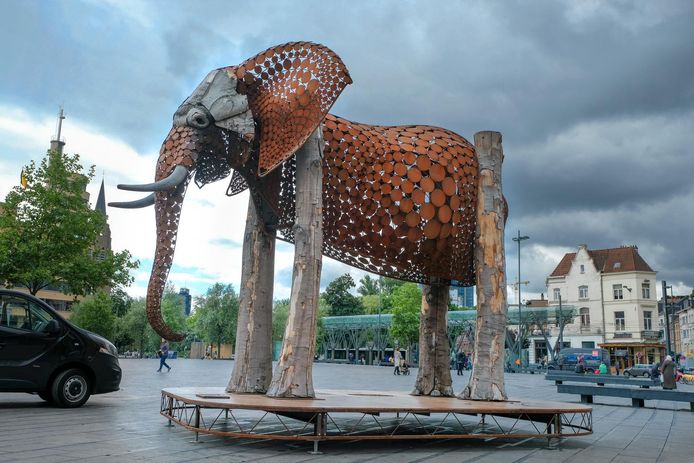 Het kunstwerk 'The Weeping Elephant' van Jantien Mook op het Flageyplein.