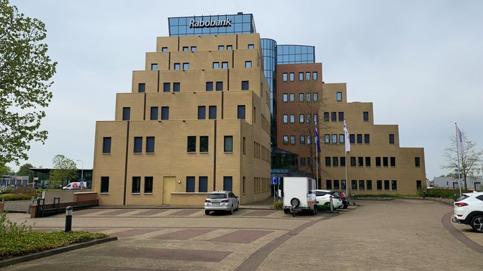 Het vroegere Rabobank kantoor wordt een tijdelijke doorstroomlocatie voor vluchtelingen uit Oekraïne.