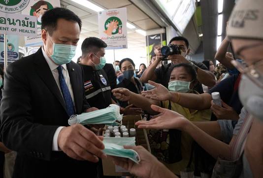 De minister verloor zijn geduld toen hij op een druk treinstation in de hoofdstad Bangkok mondkapjes aan het uitdelen was. 