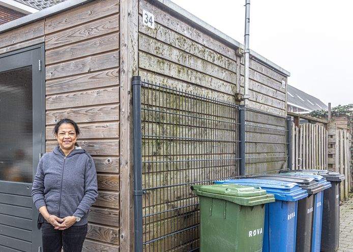 Bezorgers hebben regelmatig erg veel moeite om woningen in de Vechterweerdhof te vinden in de Zwolse wijk Stadshagen. Sherlyne Wever in haar achtertuin, waar de bezorgers niet moeten komen.