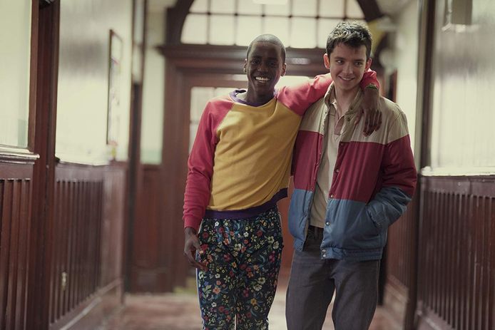 Ncuti Gatwa (links) speelt de homoseksuele beste vriend van Asa Butterfield’s Otis.