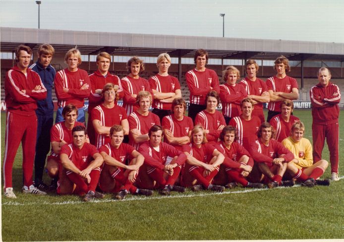 Het elftal van FC Twente uit het seizoen 1971-1972. Een jaar later reisde FC Twente naar Belgrado.