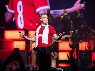 Robbie Williams sprakeloos nadat hij twintig jaar later dezelfde fan uit de menigte haalt