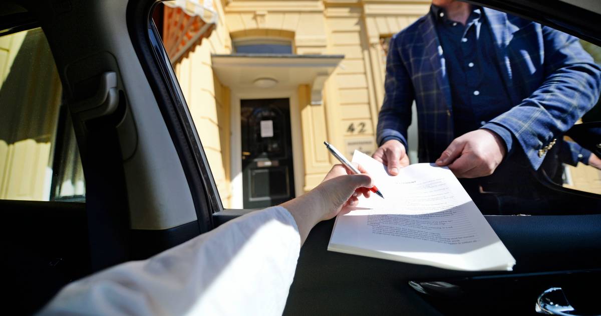 Notarissen Testament Tekenen Achter Het Raam Van De Woonkamer En Terug Door De Brievenbus Zwolle Destentor Nl
