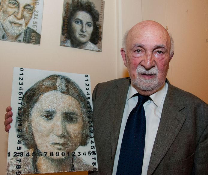 Simon Gronowski met een afbeelding van zijn moeder die omkwam in Auschwitz.