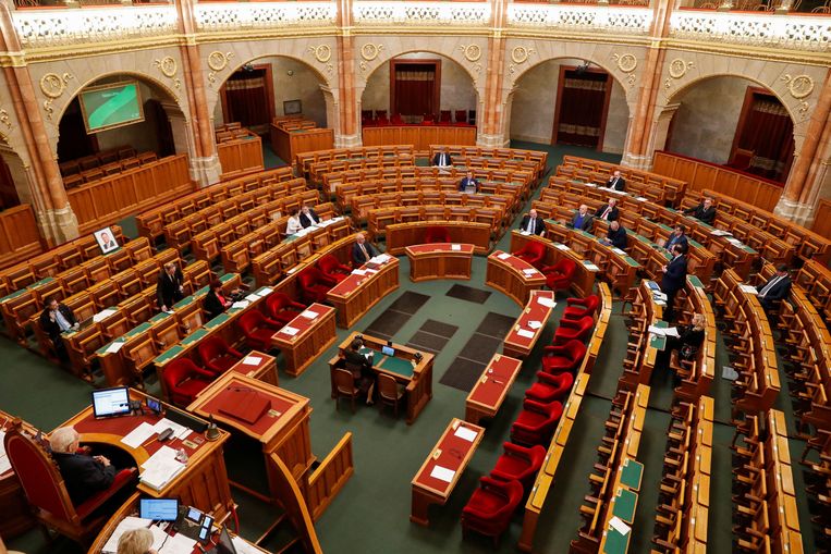 De eerste dag van het debat over de ratificatie van de Finse en Zweedse toetreding tot de Navo wist woensdag weinig Hongaarse volksvertegenwoordigers naar hun parlement in Boedapest te lokken.  Beeld REUTERS