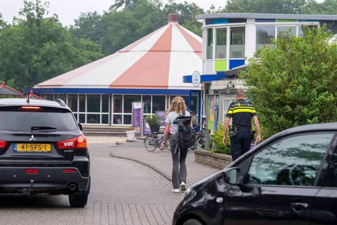 Politie doet onderzoek op camping de Zandstuve na het tweede zedenincident in juli 2021.