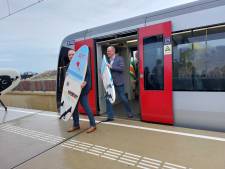 Eindelijk rijdt-ie! Eerste passagiers komen per metro aan op nieuw station Hoek van Holland Strand