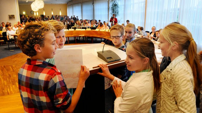 Scholen deden in 2014 mee aan een eenmalige Wierdense kindergemeenteraad. Het plan van De Roerganger uit Enter, een survivalwerkplaats, haalde de meeste stemmen.