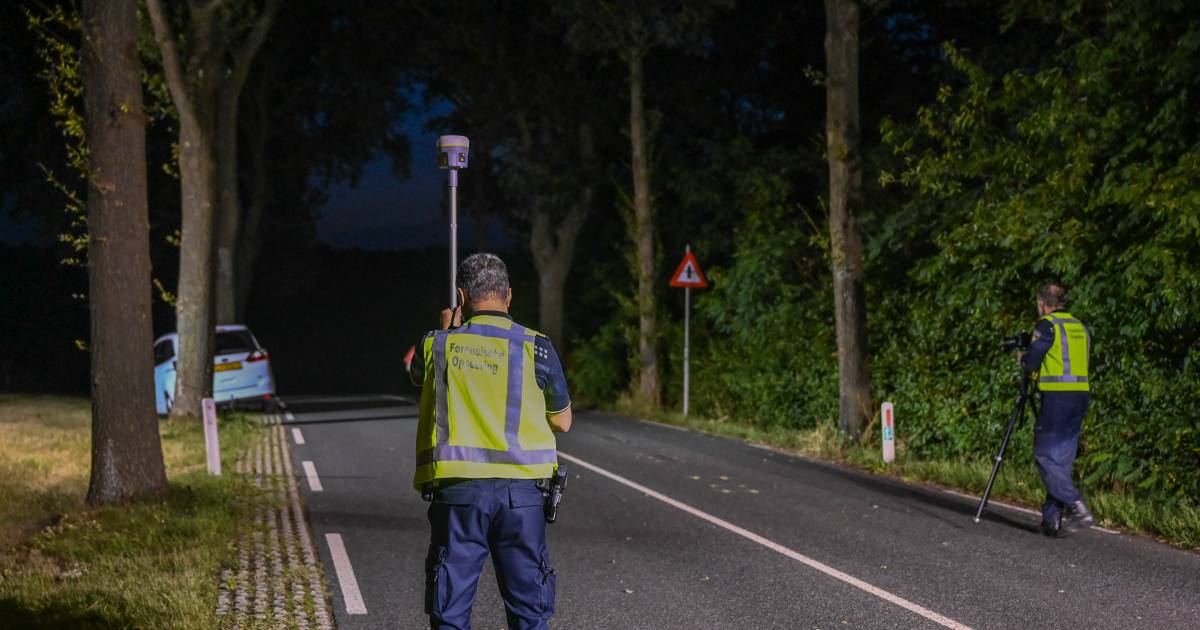 Man loopt op rijbaan en wordt aangereden: zwaargewond naar ziekenhuis.