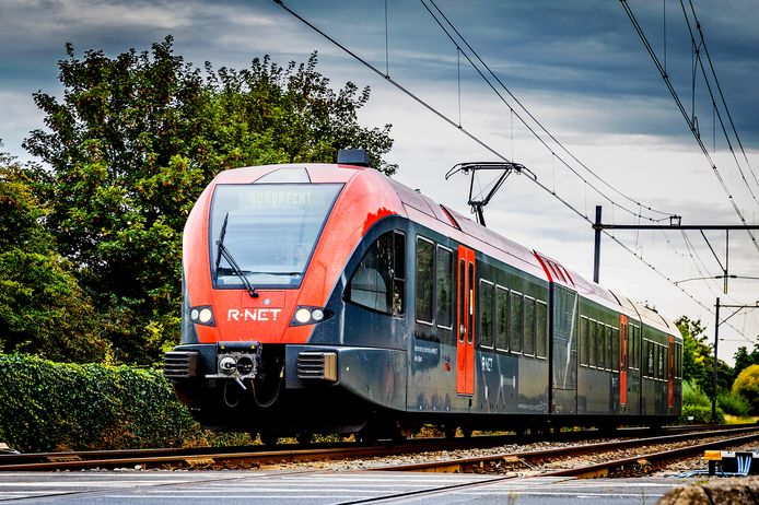 De Merwedelingelijn rijdt tussen Dordrecht en Geldermalsen.