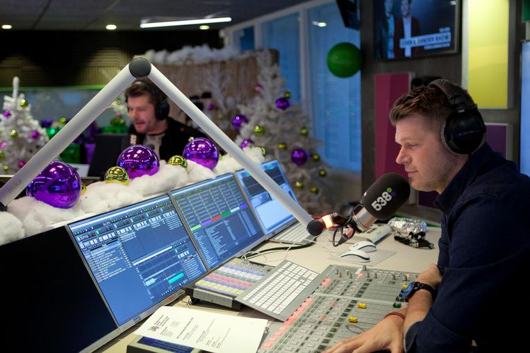 Sander Lantinga (l) en Coen Swijnenberg tijdens hun show op Radio 538 Beeld Mark van der Zouw