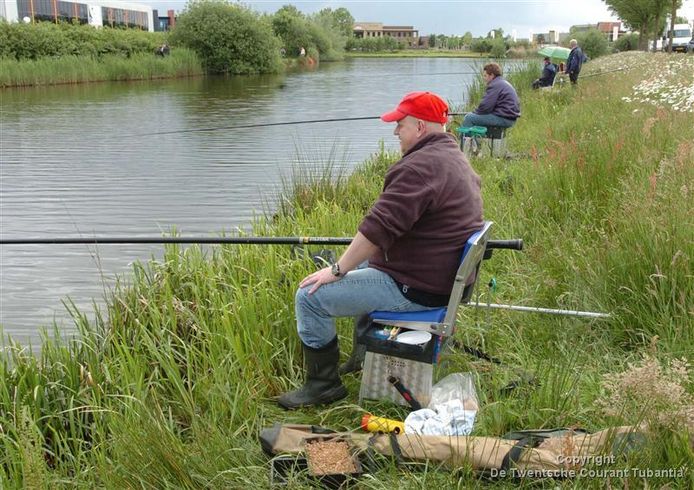 Jong en oud gaan zaterdagochtend samen vissen in de visvijver op de hoek van de Morsweg en Nijverdalseweg in Rijssen.