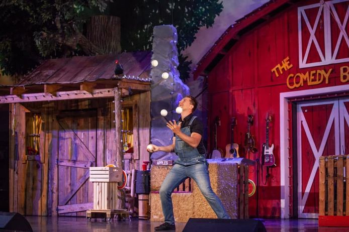 Niels Duinker in actie in het Comedy Barn Theater van Dolly Parton in Tennessee. Hier is z’n contract niet verlengd en hij stond op het punt naar Spijkenisse af te reizen tot het vliegverbod roet in het eten gooide.