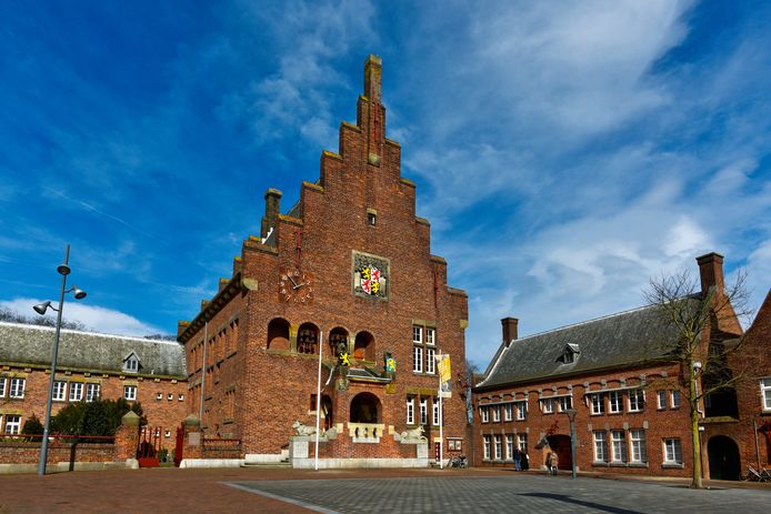 Stichting Huis van Waalwijk heeft het oude gemeentehuis nieuw leven in geblazen. Het bestuur vreest dat dat allemaal voor niks is geweest als de gemeente de kelder van het pand gaat verhuren aan een commerciële partij.