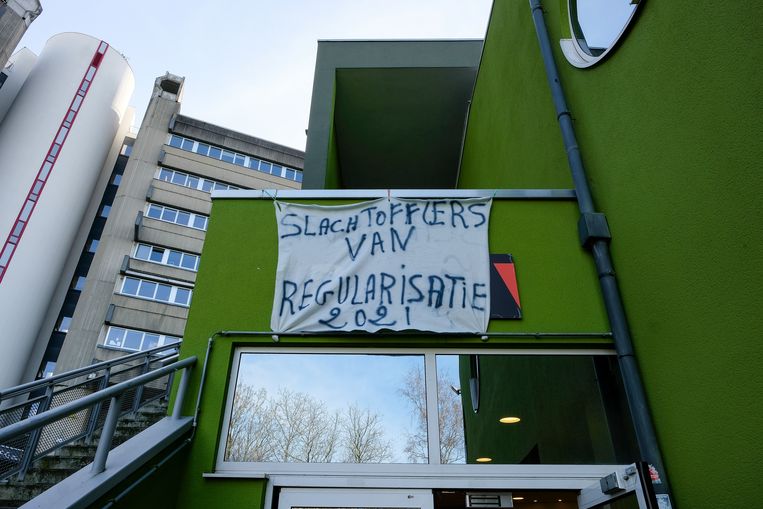 Jong N Va Ers Riskeren Tuchtprocedure n Vub Wegens Stelen Spandoeken Sans Papiers De Morgen