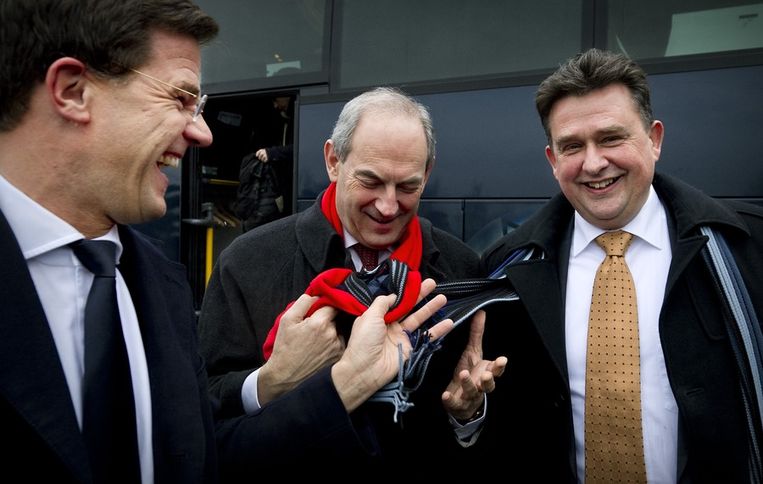 Minister-president Mark Rutte, SP-fractievoorzitter Emile Roemer en Job Cohen tijdens hun bezoek aan kwekerij  Gebr. van Oirschot Tuinplanten, februari 2012.<br /> Beeld anp