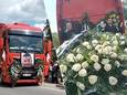 Bloemen op de truck waarmee Gheorghe Tibil naar het kerkhof werd gebracht.