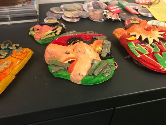 Mertens: 'Ik mis nog een aantal kasteleinsinsignes; het cadeau dat de prins geeft aan de cafés die hij bezoekt tijdens carnaval. Hier heb ik wel een heel uniek embleem. Als er een nieuwe prins aantreedt, wordt er dat jaar geen insigne maar een portret cadeau gedaan. De maker had dit insigne per ongeluk gemaakt, eigenlijk bestaat ie dus niet.'