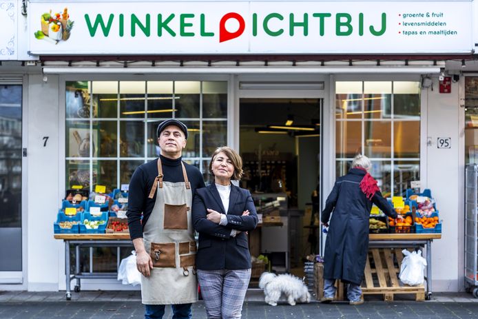 Gulay Aslan (55) en haar man Sinan Camlibel (47) openden in de coronapandemie hun buurtwinkeltje: Winkel Dichtbij.