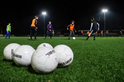 De bal rolt weer in de avond: drie uur langer open maakt groot verschil voor sportclubs