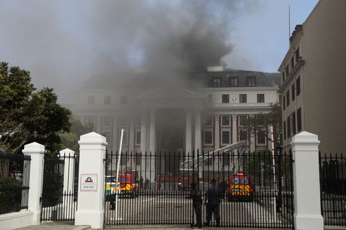 De brandweer probeert het vuur in het parlementsgebouw te blussen