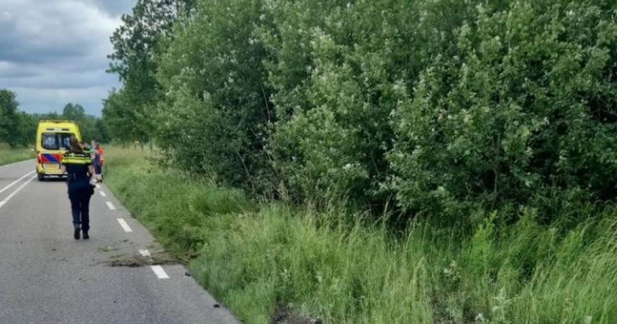 Twee auto’s belanden in berm bij botsing op Boschweg in Schijndel, bestuurder gewond en weg afgesloten.
