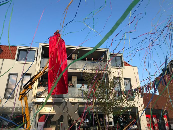 Evelien Goverde zong zichzelf letterlijk de lucht in. Onder het meterslange jurk kwam een kunstwerk tevoorschijn.
