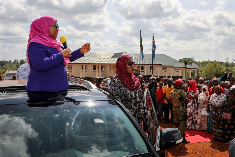 Samia Hassan, hier nog vicepresident van Tanzania, tijdens een bezoek aan de noordoostelijke regio Tanga, een dag voor het overlijden van president Magufuli op 17 maart 2021. Sindsdien is zij president.   Beeld AP