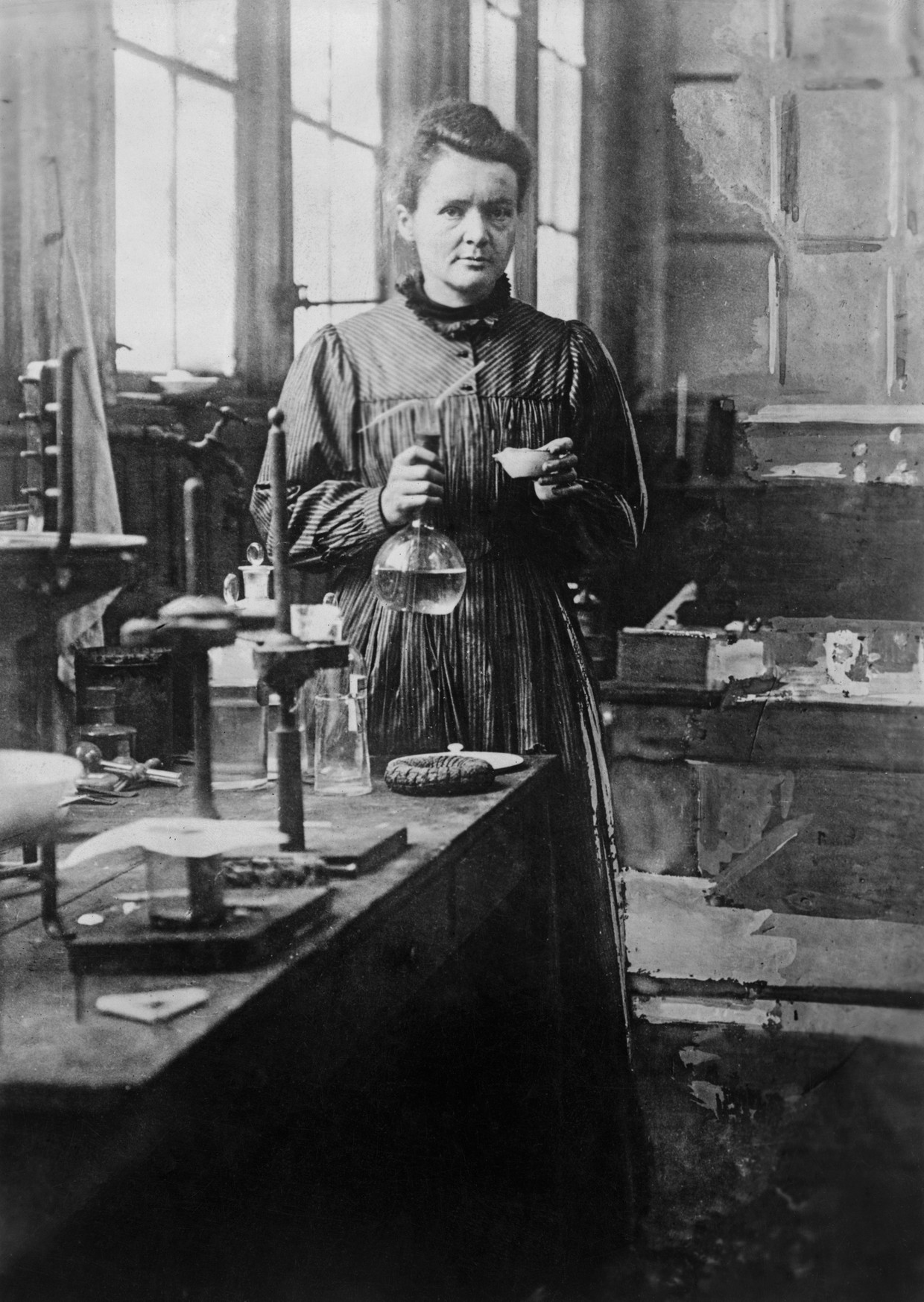 Madame Curie si trova nel suo laboratorio a Parigi.  Archivio fotografico Bettmann