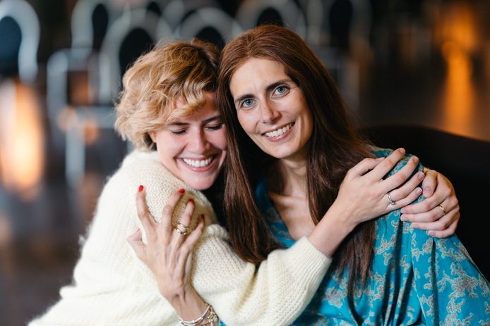 Ine (links) en Lara (rechts) op de afscheidsceremonie van Lara's mama.