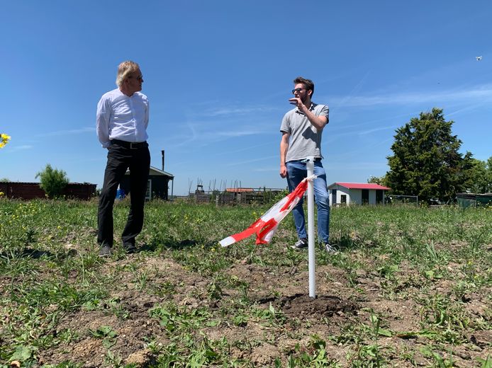 Timo Hoekstra (rechts) van onderzoeksbureau BK Ingenieurs in gesprek met Sliedrechter Joop Keesmaat bij de pijlbuis in het Sliedrechtse weiland, afgelopen zomer.