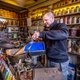 In De Goedkoope Verfwinkel, de oudste verfzaak van Nederland, stap je zo de 19de eeuw binnen