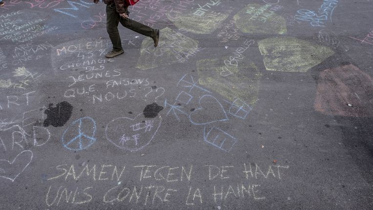 Krijttekeningen op het Beursplein in Brussel. Beeld anp