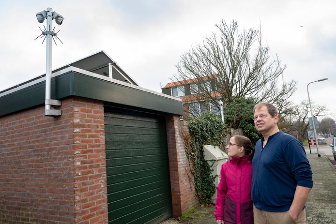 Korrie en Frans bij hun huis aan de Molenweg dat ze maximaal hebben beveiligd.