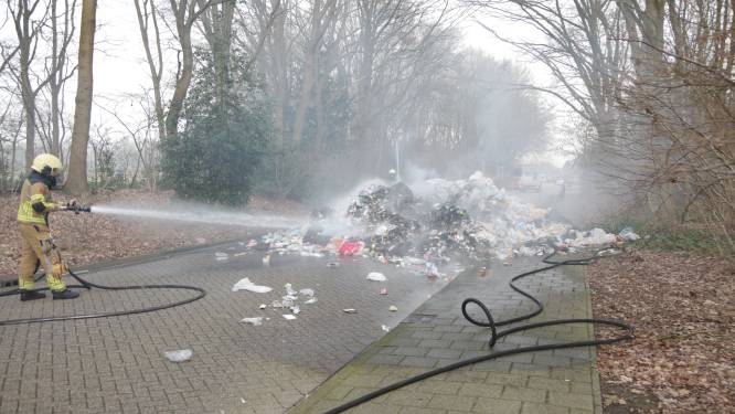 Vuilnisman bedenkt zich geen moment als lading vlam vat en dumpt afval op straat: weg in Wierden dicht