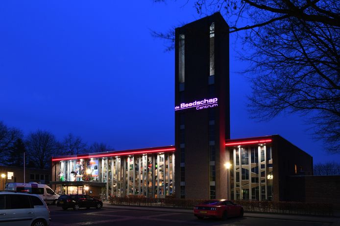 De voorkant van Cultureel Centrum De Boodschap in Rijen met zijn glas en lood ramen.