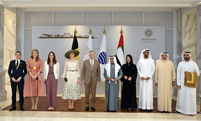 Vicepremier Pierre-Yves Dermagne (L) begin deze maand tijdens een bezoek aan de Wereldtentoonstelling in Dubai. Ook aanwezig toen: het koningspaar en ministers Annelies Verlinden en Sophie Wilmès.